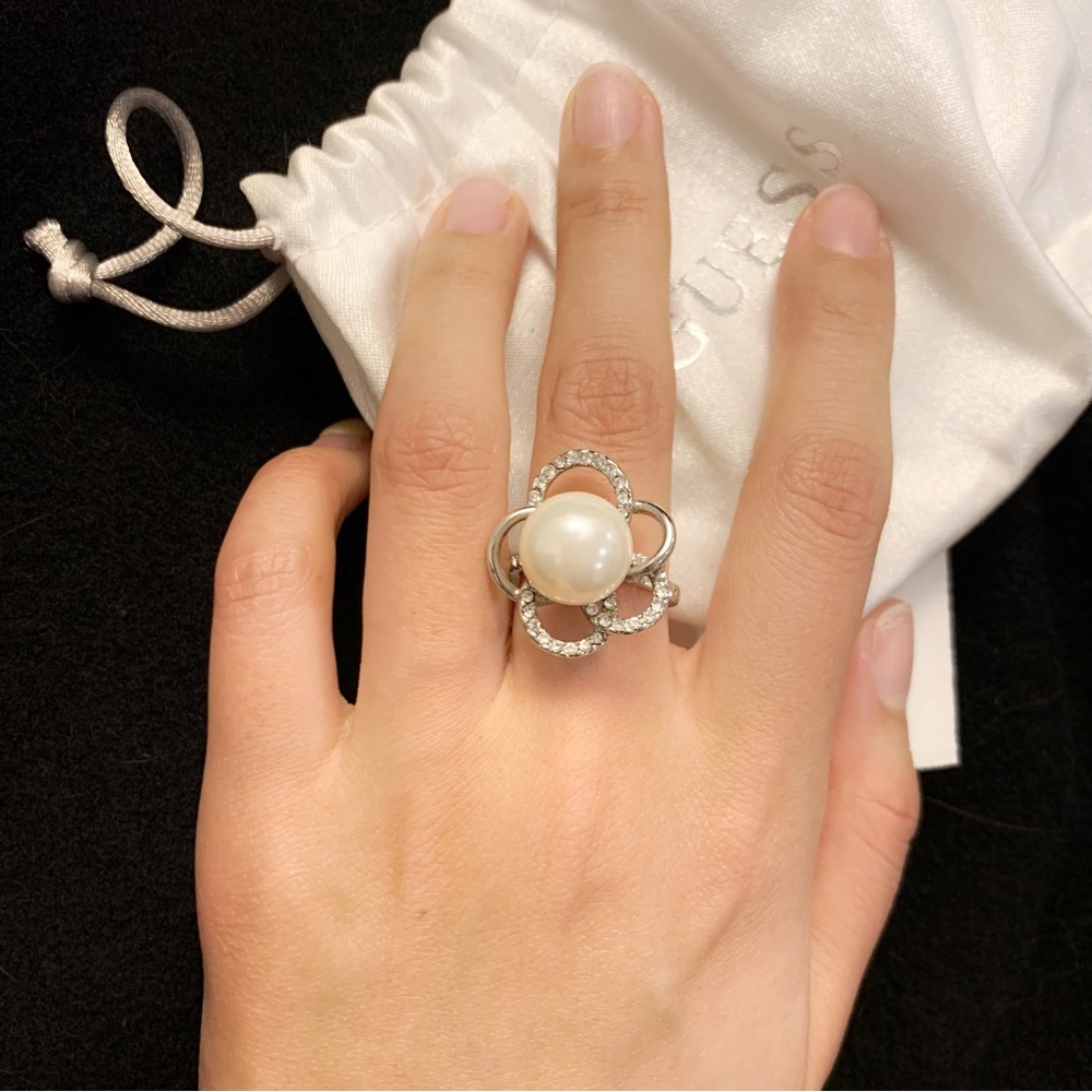 GUESS Flower Fashion Ring